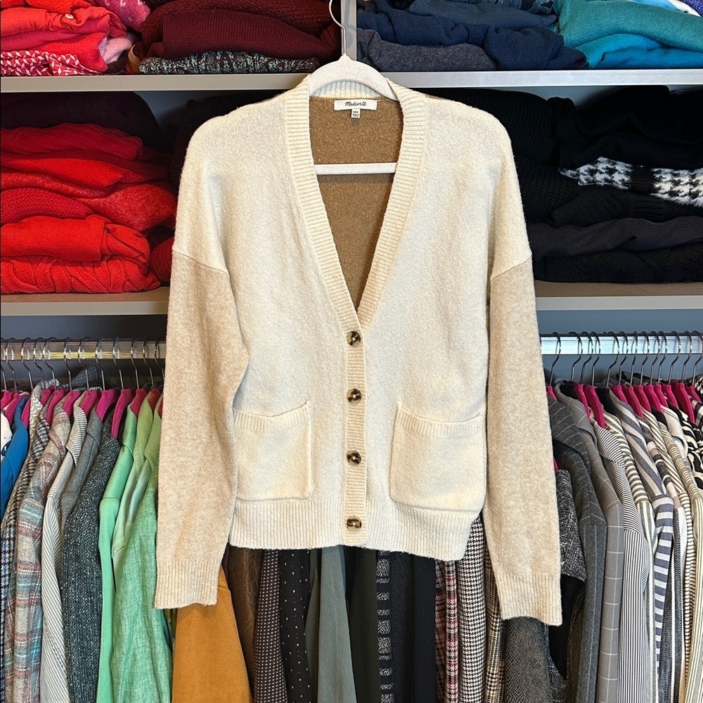 Madewell tan/cream long sleeve V neck 2 pocket button front cardigan size XXS